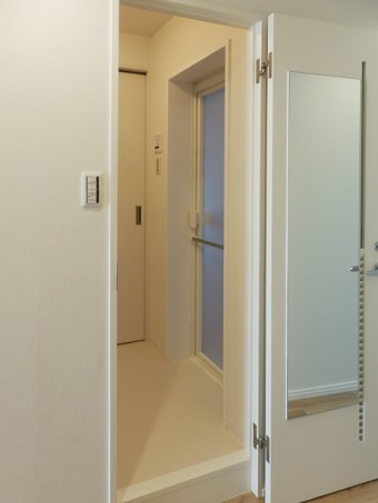 吹き抜け天井に木の梁で作ったオリジナル照明